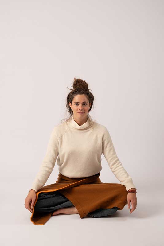 KEYEM warmtewikkel gedragen over de schouders, minimalistisch en tijdloos design

KEYEM warmth wrap worn over the shoulders, minimalist and timeless design