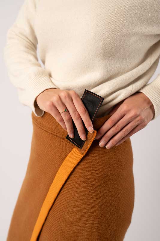 KEYEM omslagdoek van wol, geschikt voor thuis, werk en onderweg

KEYEM wool wrap, suitable for home, work, and on the go